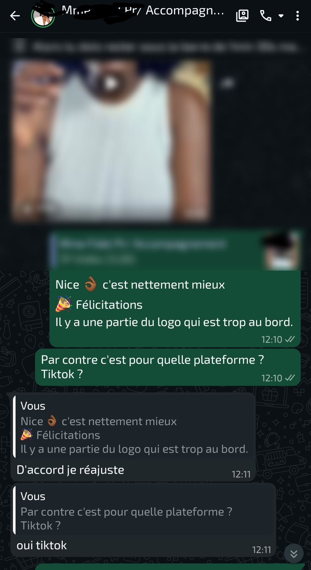 Échange WhatsApp : Un échange autour d’une vidéo et d’un ajustement à apporter au placement du logo.