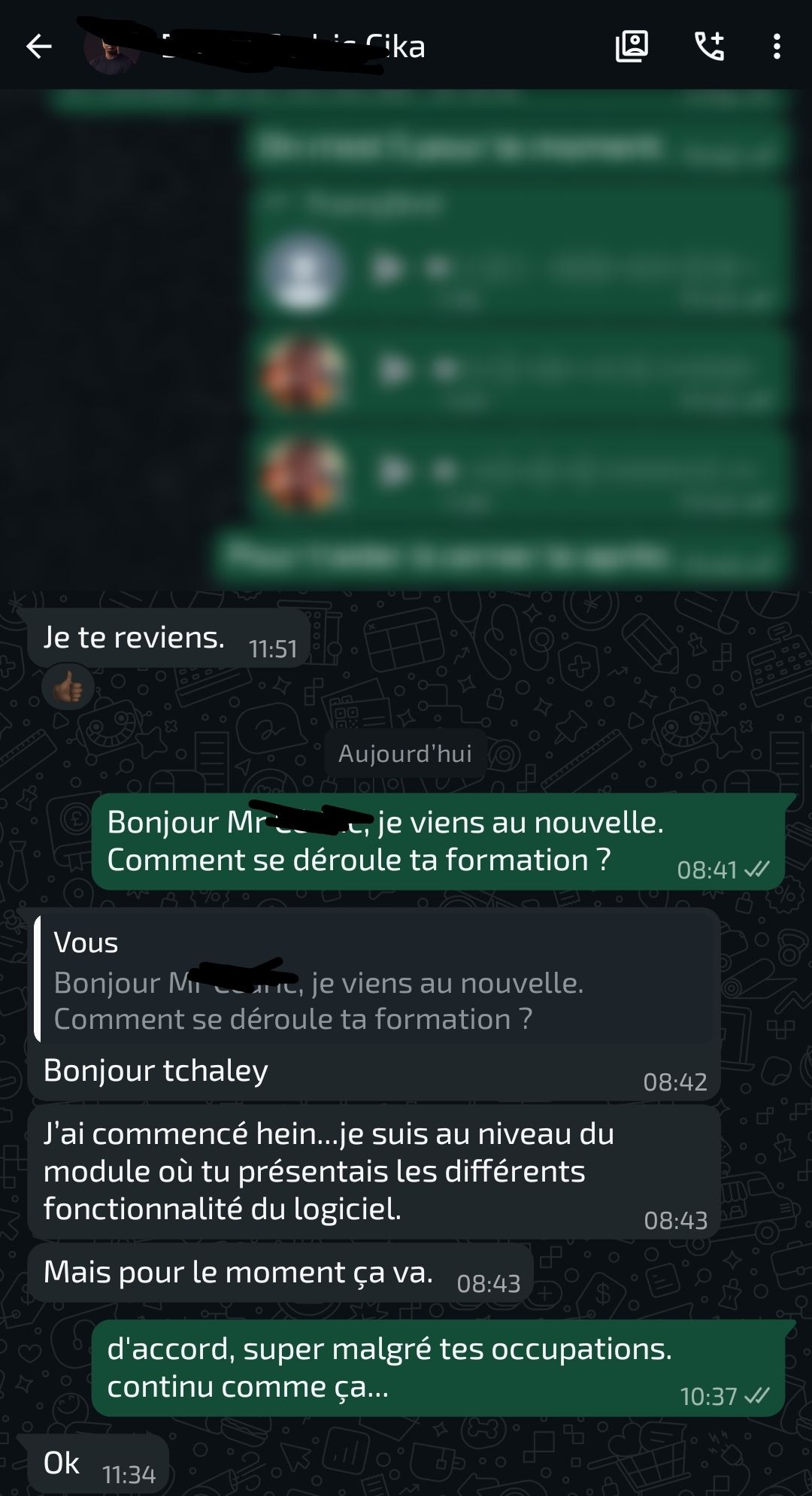 Échange WhatsApp : Un apprenant partage ses débuts et reçoit des encouragements pour continuer.
